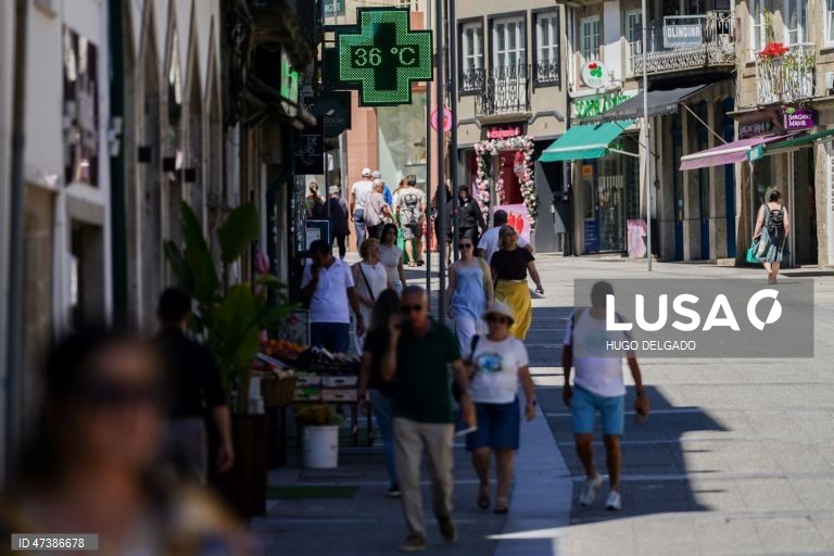 Temperaturas elevadas devido à onda de calor, Braga, 1 de julho de 2026. Segundo a informação do Instituto Português do Mar e da Atmosfera (IPMA), prevê-se para os próximos dias um agravamento das condições meteorológicas associadas ao tempo quente e seco, com um aumento da temperatura máxima, com valores a acima dos 40 graus Celsius, em várias regiões do território. HUGO DELGADO/LUSA