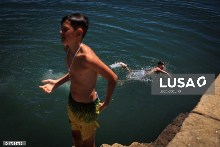 Rapazes mergulham no rio Douro no Porto, 1 de julho de 2026.O tempo quente que afeta Portugal dará origem a uma onda de calor que se prolongará por oito a 10 dias e atingirá praticamente todo o país, estimou hoje o Instituto Português do Mar e da Atmosfera (IPMA).  JOSÉ COELHO/LUSA

