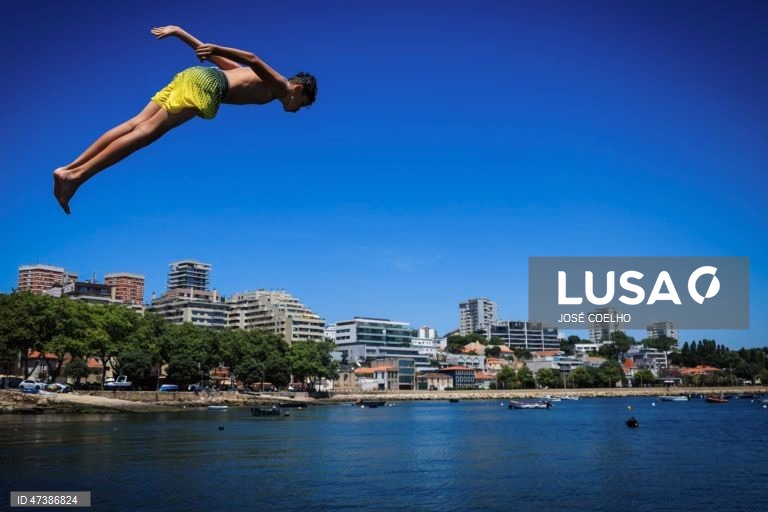 Rapazes mergulham no rio Douro no Porto, 1 de julho de 2026.O tempo quente que afeta Portugal dará origem a uma onda de calor que se prolongará por oito a 10 dias e atingirá praticamente todo o país, estimou hoje o Instituto Português do Mar e da Atmosfera (IPMA).  JOSÉ COELHO/LUSA

