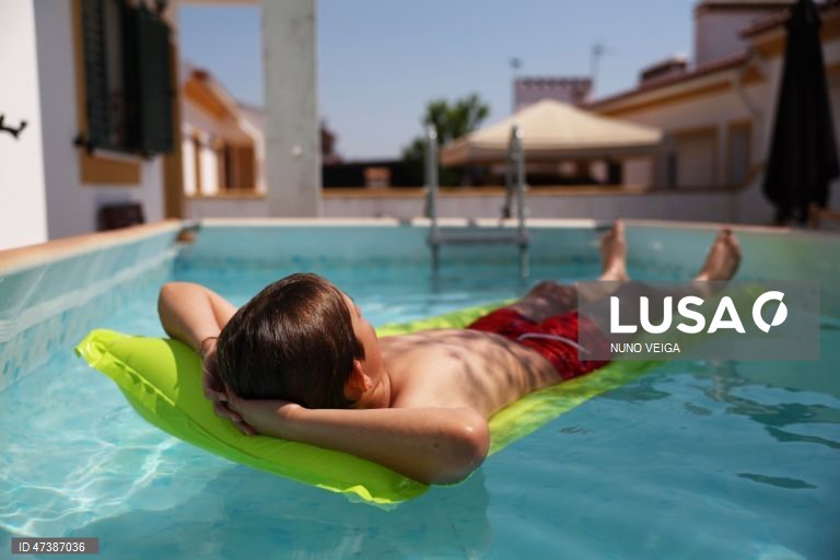 Uma criança refresca-se numa piscina com temperaturas a rondar os 40 graus, Elvas, 1 de julho de 2026. O tempo quente que afeta Portugal dará origem a uma onda de calor que se prolongará por oito a 10 dias e atingirá praticamente todo o país, estimou hoje o Instituto Português do Mar e da Atmosfera (IPMA). NUNO VEIGA/LUSA