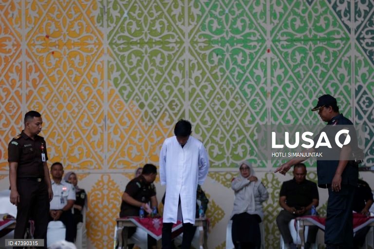 Indonésia: Aplicação da pena de flagelação de acordo com a lei da sharia em Banda Aceh