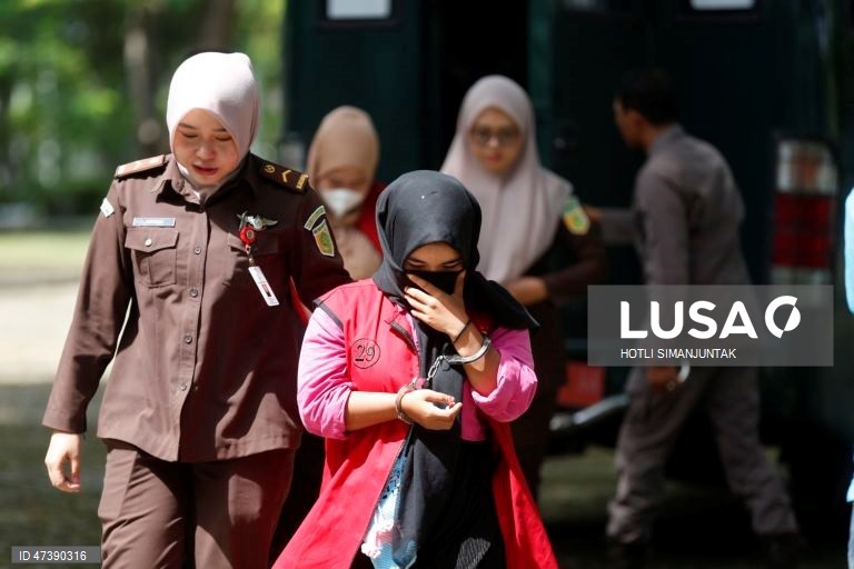 Indonésia: Aplicação da pena de flagelação de acordo com a lei da sharia em Banda Aceh