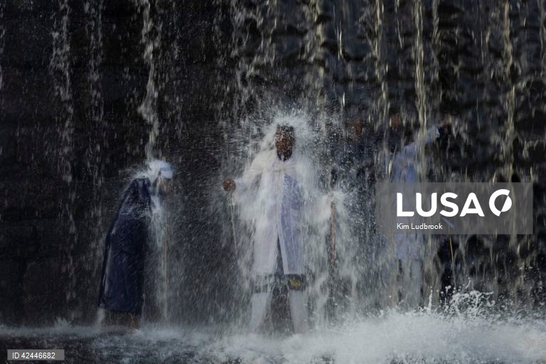 Peregrinos purificam-se de espíritos malignos durante um ritual de domingo de manhã numa cascata no rio Braamfontein Spruit em Joanesburgo, África do Sul. A cascata é utilizada sobretudo aos fins-de-semana, quando os peregrinos vêm purificar-se segundo uma tradição antiga. A religião sul-africana baseia-se frequentemente em valores tribais e utiliza as raízes xamânicas como o seu sistema de valores fundamentais. 

