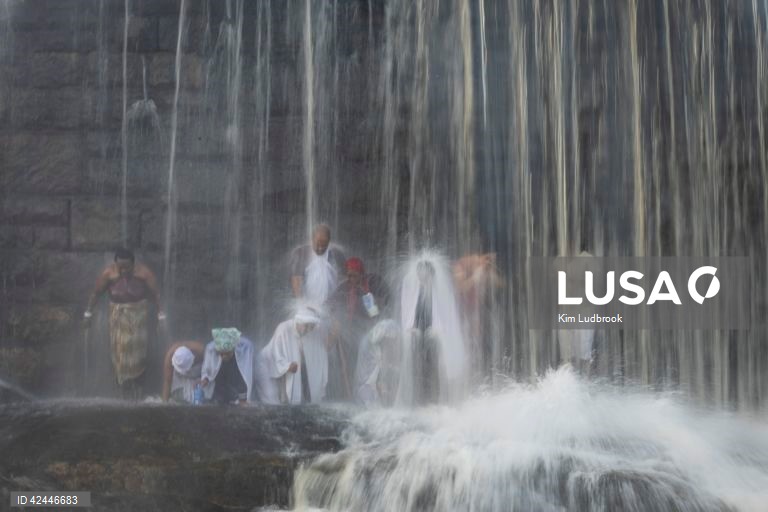 Peregrinos purificam-se de espíritos malignos durante um ritual de domingo de manhã numa cascata no rio Braamfontein Spruit em Joanesburgo, África do Sul. A cascata é utilizada sobretudo aos fins-de-semana, quando os peregrinos vêm purificar-se segundo uma tradição antiga. A religião sul-africana baseia-se frequentemente em valores tribais e utiliza as raízes xamânicas como o seu sistema de valores fundamentais. 

