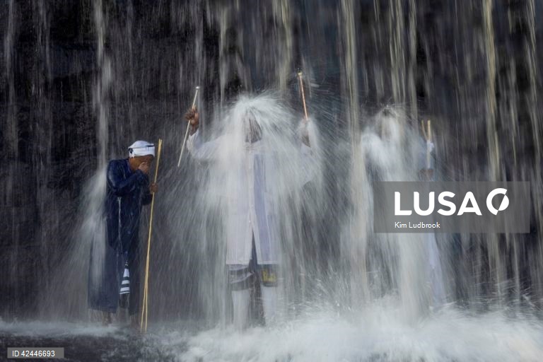 Peregrinos purificam-se de espíritos malignos durante um ritual de domingo de manhã numa cascata no rio Braamfontein Spruit em Joanesburgo, África do Sul. A cascata é utilizada sobretudo aos fins-de-semana, quando os peregrinos vêm purificar-se segundo uma tradição antiga. A religião sul-africana baseia-se frequentemente em valores tribais e utiliza as raízes xamânicas como o seu sistema de valores fundamentais. 


