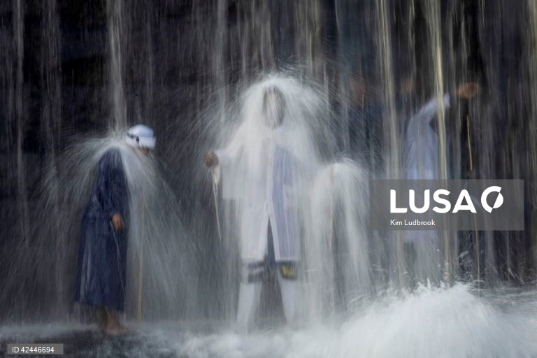 Peregrinos purificam-se de espíritos malignos durante um ritual de domingo de manhã numa cascata no rio Braamfontein Spruit em Joanesburgo, África do Sul. A cascata é utilizada sobretudo aos fins-de-semana, quando os peregrinos vêm purificar-se segundo uma tradição antiga. A religião sul-africana baseia-se frequentemente em valores tribais e utiliza as raízes xamânicas como o seu sistema de valores fundamentais. 

