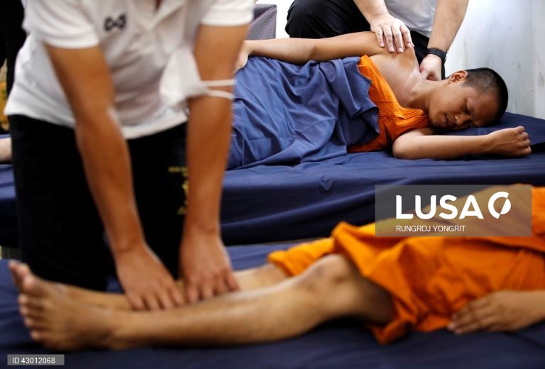 Tailândia: monges budistas fazem exames médicos em Banguecoque