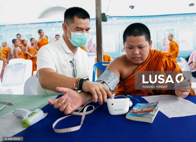 Tailândia: monges budistas fazem exames médicos em Banguecoque