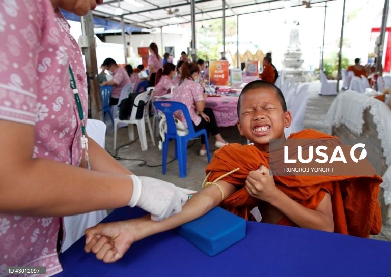 Tailândia: monges budistas fazem exames médicos em Banguecoque
