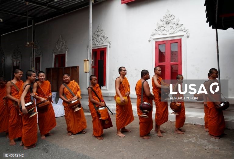 Tailândia: monges budistas fazem exames médicos em Banguecoque