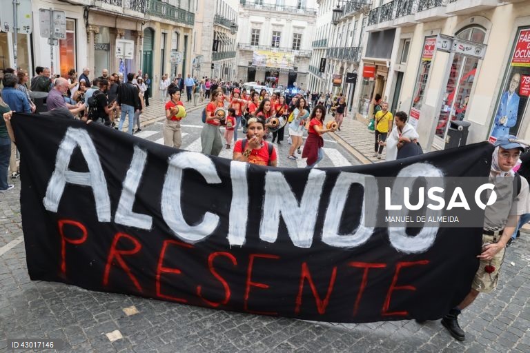Perticipantes no dia de luta anti-racista, organizado pela Frente Anti-Racista, Associação Desportiva e Recreativa "O Relâmpago", Conselho Português para a Paz e Cooperação, União de Sindicatos de Lisboa e Vida Justa, em Lisboa, 10 de junho de 2024. MANUEL DE ALMEIDA / LUSA