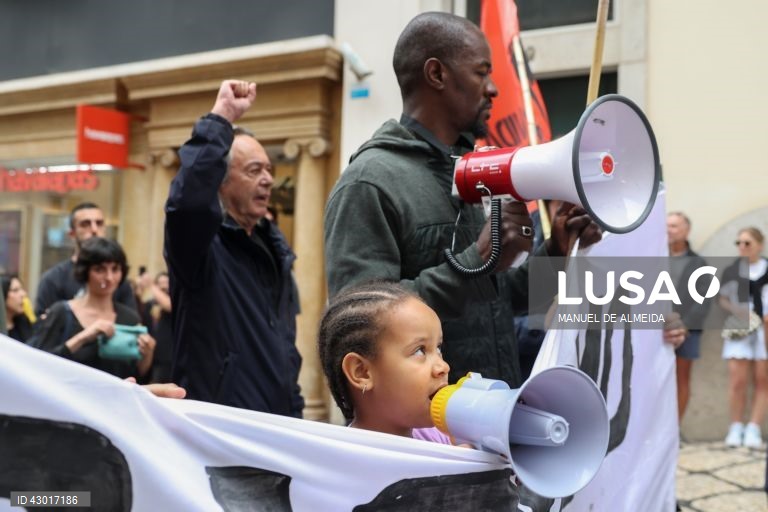 Perticipantes no dia de luta anti-racista, organizado pela Frente Anti-Racista, Associação Desportiva e Recreativa "O Relâmpago", Conselho Português para a Paz e Cooperação, União de Sindicatos de Lisboa e Vida Justa, em Lisboa, 10 de junho de 2024. MANUEL DE ALMEIDA / LUSA