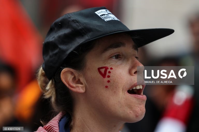 Perticipantes no dia de luta anti-racista, organizado pela Frente Anti-Racista, Associação Desportiva e Recreativa "O Relâmpago", Conselho Português para a Paz e Cooperação, União de Sindicatos de Lisboa e Vida Justa, em Lisboa, 10 de junho de 2024. MANUEL DE ALMEIDA / LUSA