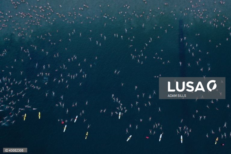 Austrália: tradicional banho nudista no solstício de inverno durante o festival Dark Mofo em Hobart