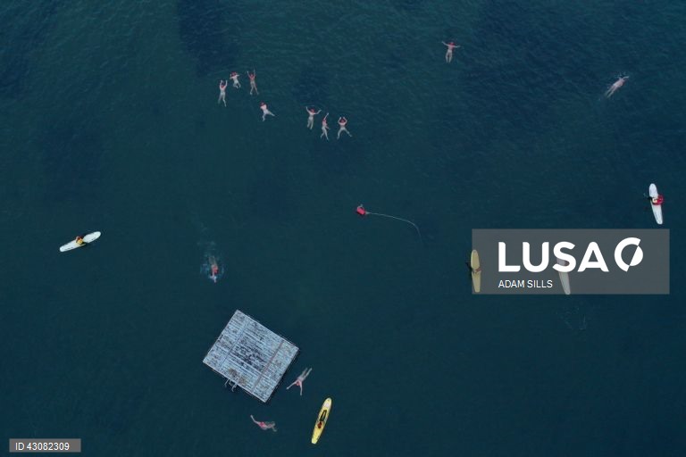 Austrália: tradicional banho nudista no solstício de inverno durante o festival Dark Mofo em Hobart