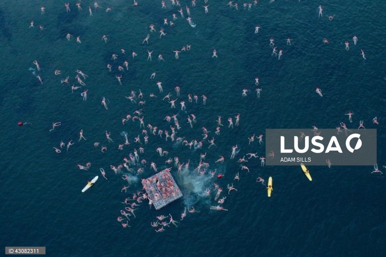 Austrália: tradicional banho nudista no solstício de inverno durante o festival Dark Mofo em Hobart