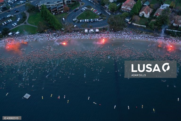 Austrália: tradicional banho nudista no solstício de inverno durante o festival Dark Mofo em Hobart
