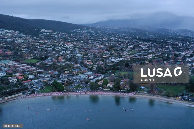 Austrália: tradicional banho nudista no solstício de inverno durante o festival Dark Mofo em Hobart