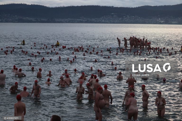 Austrália: tradicional banho nudista no solstício de inverno durante o festival Dark Mofo em Hobart