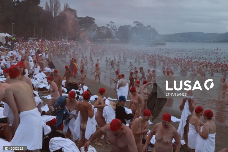 Austrália: tradicional banho nudista no solstício de inverno durante o festival Dark Mofo em Hobart