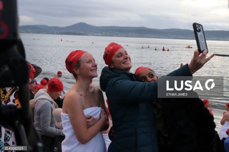 Austrália: tradicional banho nudista no solstício de inverno durante o festival Dark Mofo em Hobart