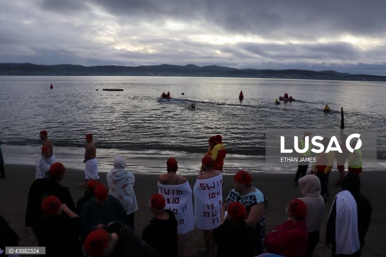 Austrália: tradicional banho nudista no solstício de inverno durante o festival Dark Mofo em Hobart