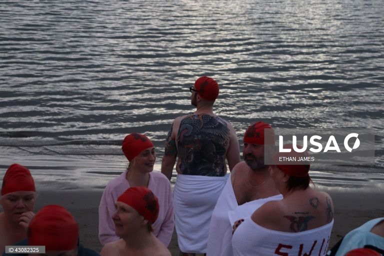 Austrália: tradicional banho nudista no solstício de inverno durante o festival Dark Mofo em Hobart