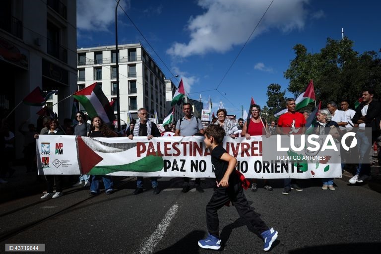 O secretário-geral da CGTP-IN, Tiago Oliveira (C-E), participa na manifestação "Palestina Livre! Paz no Médio Oriente" organizada pelo Conselho Português para a Paz e Cooperação, e pelo Movimento pelos Direitos do Povo Palestino e pela Paz no Médio Oriente, em Lisboa, 12 de outubro de 2024. RODRIGO ANTUNES/LUSA