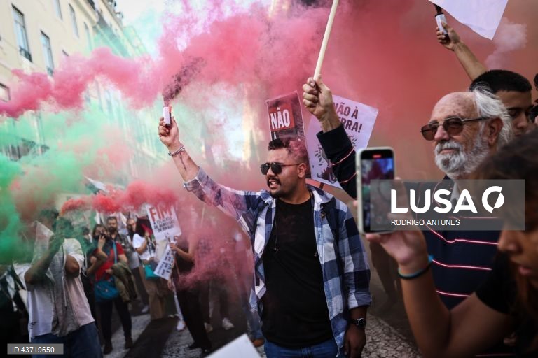 Ativistas pela Paz participam na manifestação "Palestina Livre! Paz no Médio Oriente" organizada pelo Conselho Português para a Paz e Cooperação, e pelo Movimento pelos Direitos do Povo Palestino e pela Paz no Médio Oriente, em Lisboa, 12 de outubro de 2024. RODRIGO ANTUNES/LUSA