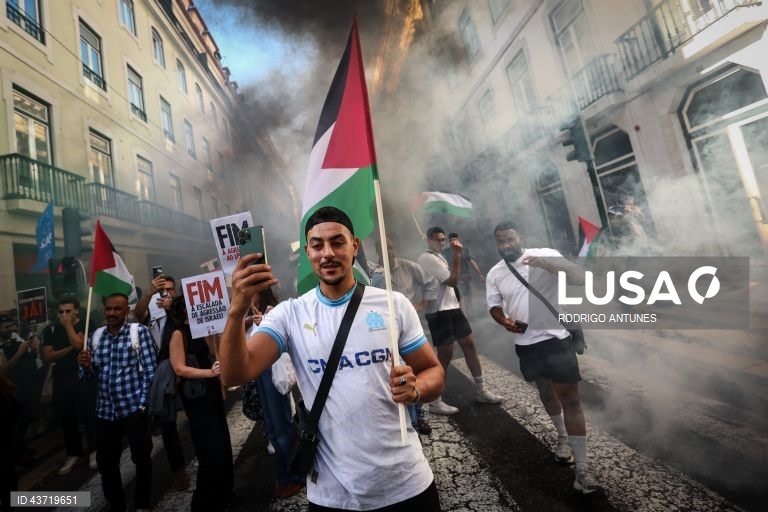 Ativistas pela Paz participam na manifestação "Palestina Livre! Paz no Médio Oriente" organizada pelo Conselho Português para a Paz e Cooperação, e pelo Movimento pelos Direitos do Povo Palestino e pela Paz no Médio Oriente, em Lisboa, 12 de outubro de 2024. RODRIGO ANTUNES/LUSA