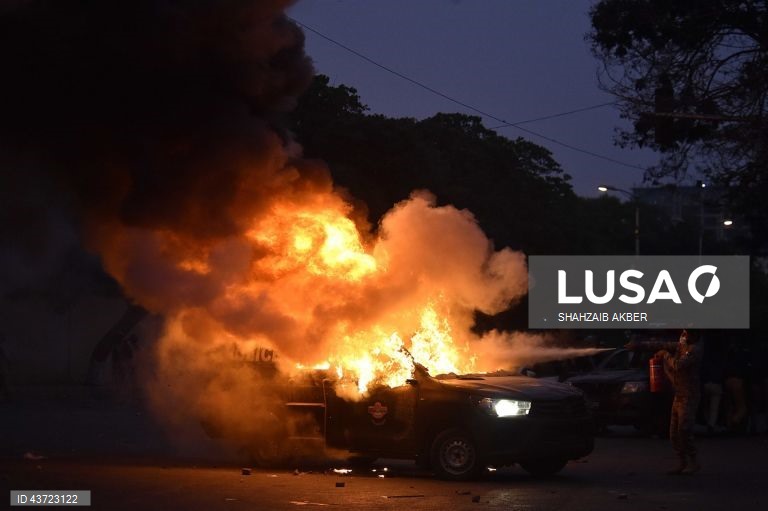 Paquistão: apoiantes do partido político islâmico Tehrik-e-Labaik Pakistan (TLP) entram em confronto com a polícia durante um protesto em Karachi