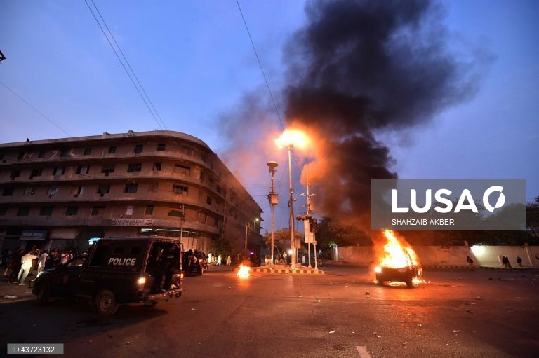 Paquistão: apoiantes do partido político islâmico Tehrik-e-Labaik Pakistan (TLP) entram em confronto com a polícia durante um protesto em Karachi