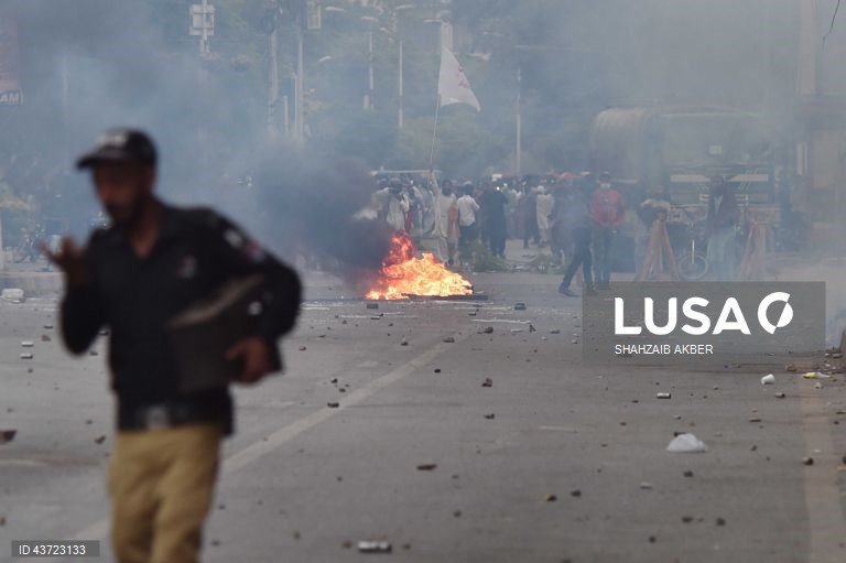 Paquistão: apoiantes do partido político islâmico Tehrik-e-Labaik Pakistan (TLP) entram em confronto com a polícia durante um protesto em Karachi