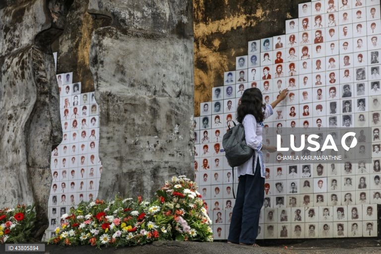 Activistas dos direitos civis do Sri Lanka e familiares de pessoas desaparecidas forçadas de várias partes do Sri Lanka reúnem-se em Seeduwa, para recordar os seus familiares desaparecidos e exigir justiça e verdade. Segundo a Amnistia Internacional, o Sri Lanka é o segundo país do mundo com o maior número de desaparecimentos forçados, com um registo de 60 000 a 100 000 desaparecimentos desde o final da década de 1980. 