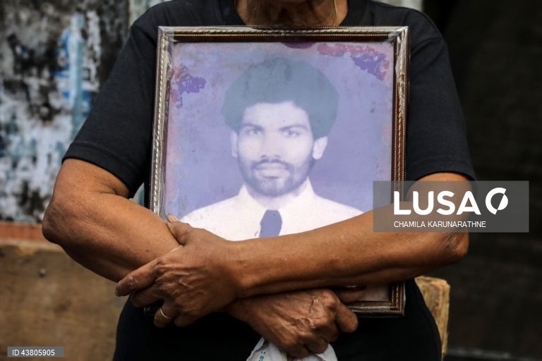 Activistas dos direitos civis do Sri Lanka e familiares de pessoas desaparecidas forçadas de várias partes do Sri Lanka reúnem-se em Seeduwa, para recordar os seus familiares desaparecidos e exigir justiça e verdade. Segundo a Amnistia Internacional, o Sri Lanka é o segundo país do mundo com o maior número de desaparecimentos forçados, com um registo de 60 000 a 100 000 desaparecimentos desde o final da década de 1980. 