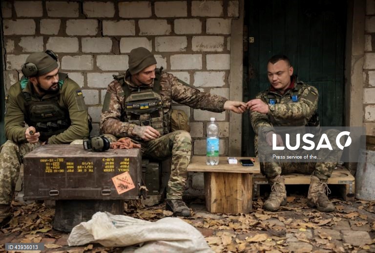 Militares ucranianos mantêm posição perto de Chasiv Yar, na região de Donetsk