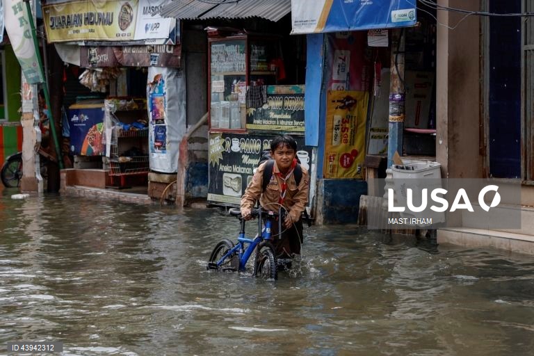 Inundações provocadas pela maré alta atingem Jacarta