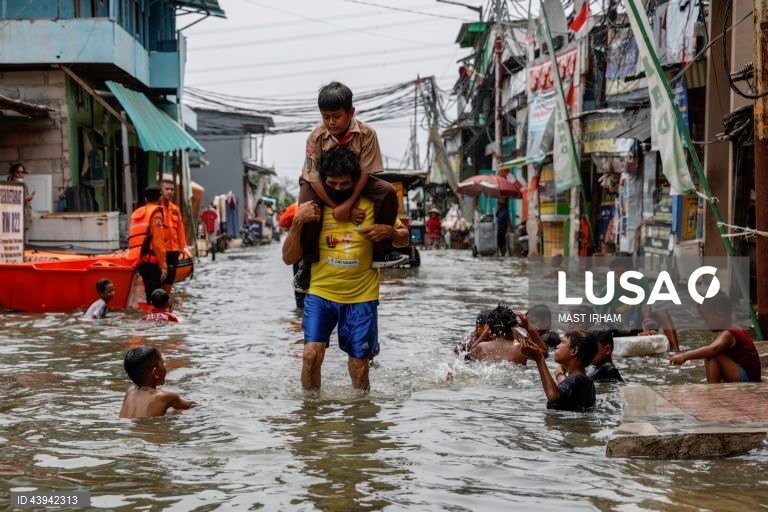 Inundações provocadas pela maré alta atingem Jacarta