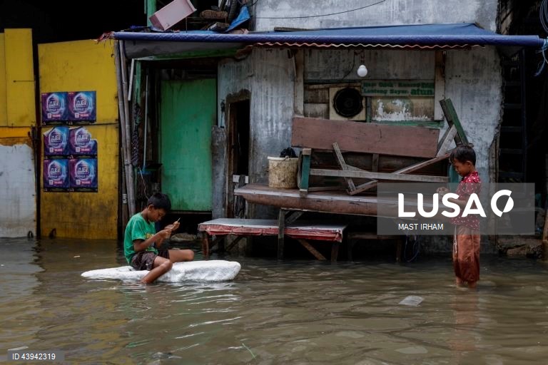 Inundações provocadas pela maré alta atingem Jacarta