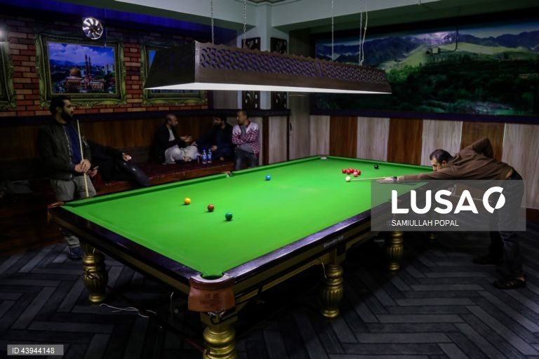 Afeganistão: Praticantes de snooker em Cabul