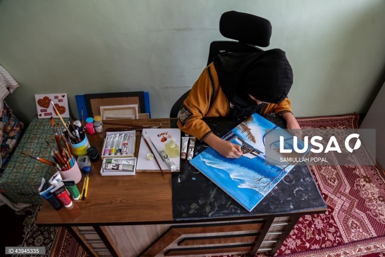 Afeganistão: Pintora Zohra Noori defende educação e arte para as raparigas