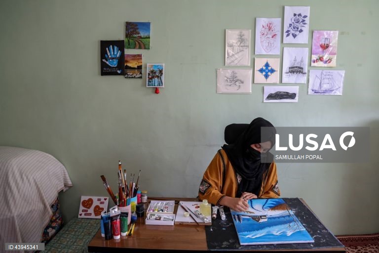 Afeganistão: Pintora Zohra Noori defende educação e arte para as raparigas