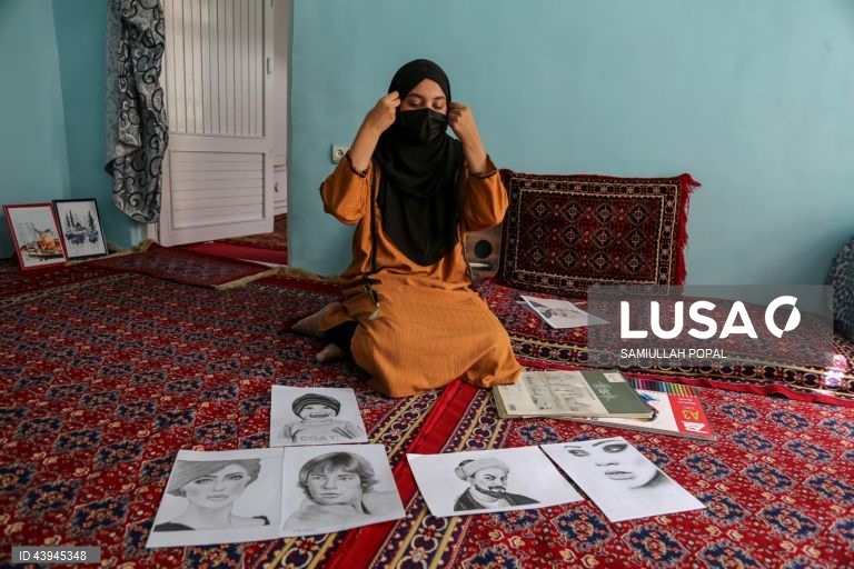 Afeganistão: Pintora Zohra Noori defende educação e arte para as raparigas