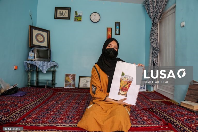 Afeganistão: Pintora Zohra Noori defende educação e arte para as raparigas