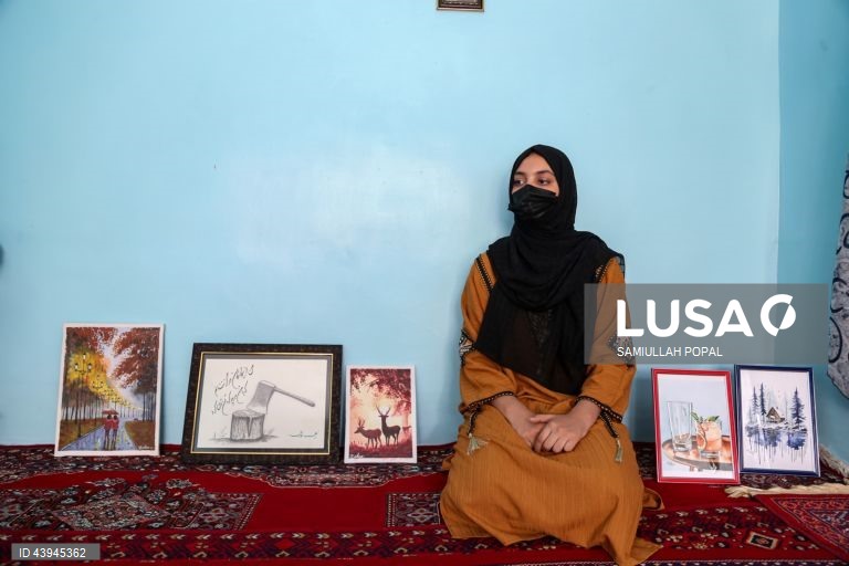 Afeganistão: Pintora Zohra Noori defende educação e arte para as raparigas
