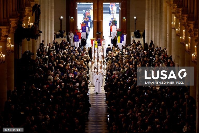 Primeira missa na Catedral de Notre Dame de Paris, em Paris, França. A Catedral de Notre Dame de Paris reabriu a 07 de dezembro, após quase seis anos de obras de renovação na sequência da sua destruição por um incêndio em 15 de abril de 2019.
