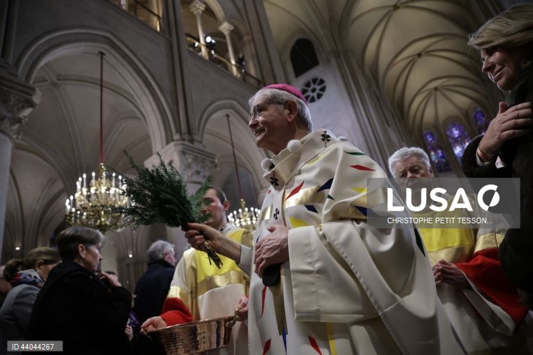 Primeira missa na Catedral de Notre Dame de Paris, em Paris, França. A Catedral de Notre Dame de Paris reabriu a 07 de dezembro, após quase seis anos de obras de renovação na sequência da sua destruição por um incêndio em 15 de abril de 2019.