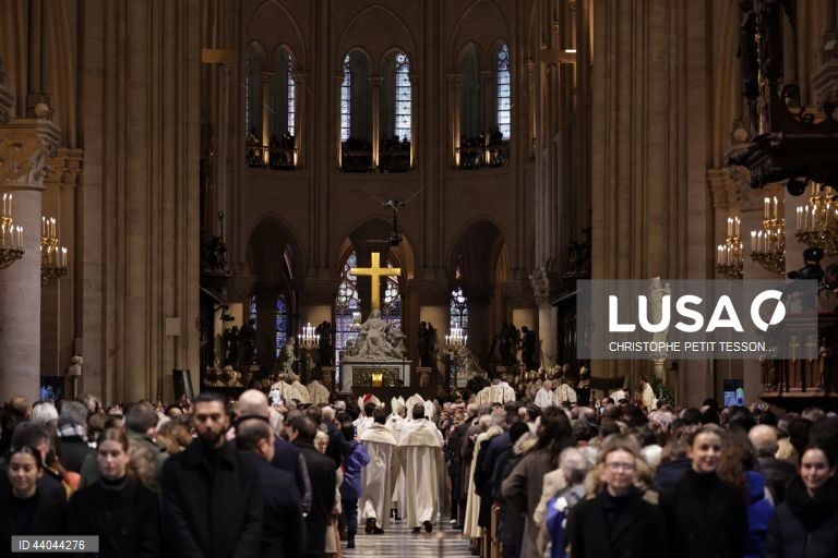 Primeira missa na Catedral de Notre Dame de Paris, em Paris, França. A Catedral de Notre Dame de Paris reabriu a 07 de dezembro, após quase seis anos de obras de renovação na sequência da sua destruição por um incêndio em 15 de abril de 2019.