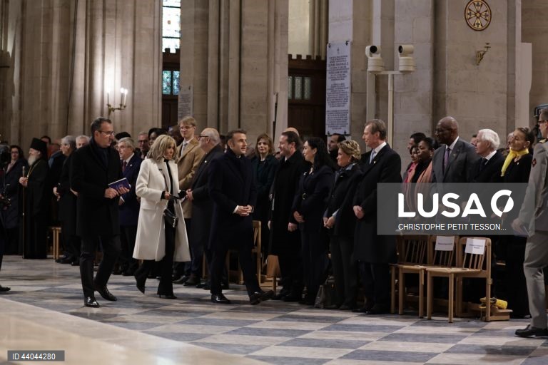 Primeira missa na Catedral de Notre Dame de Paris, em Paris, França. A Catedral de Notre Dame de Paris reabriu a 07 de dezembro, após quase seis anos de obras de renovação na sequência da sua destruição por um incêndio em 15 de abril de 2019.