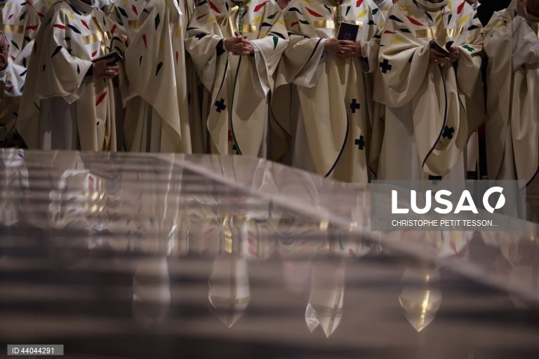 Primeira missa na Catedral de Notre Dame de Paris, em Paris, França. A Catedral de Notre Dame de Paris reabriu a 07 de dezembro, após quase seis anos de obras de renovação na sequência da sua destruição por um incêndio em 15 de abril de 2019.